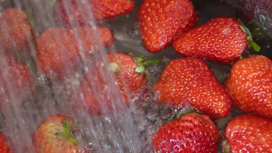 清洗水果草莓吃草莓