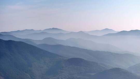 长焦航拍清晨日出群山青山万重山平流雾云海