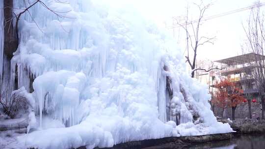 山间冰瀑与平静湖水景观