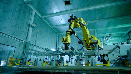 新能源汽车制造 大型机械臂抓钢板 跟 仰拍