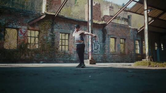 废弃建筑前跳舞的男人