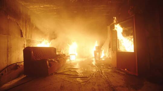 被火燃烧的客厅