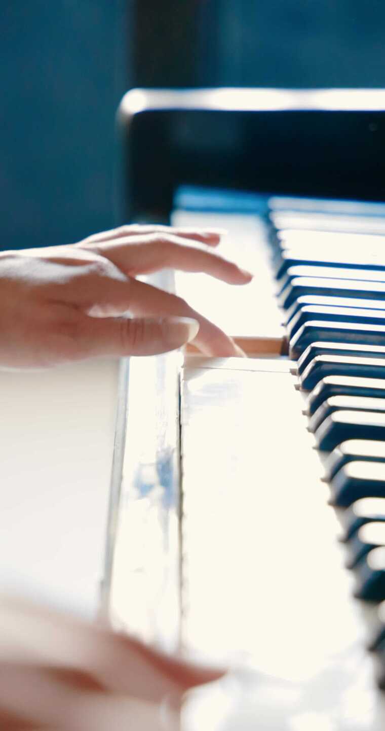 弹钢琴手指特写