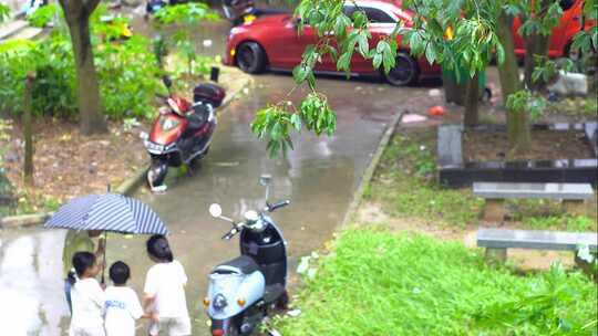 小孩撑伞躲雨