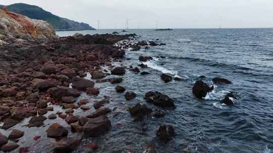 海浪拍打礁石航拍素材