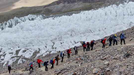 航拍攀登慕士塔格峰冰川冰塔林旁的登山队