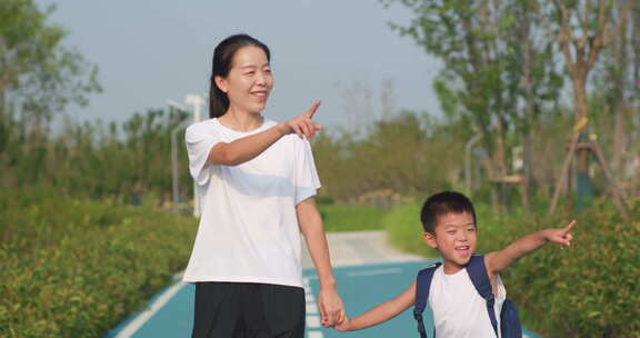 母子相伴上学