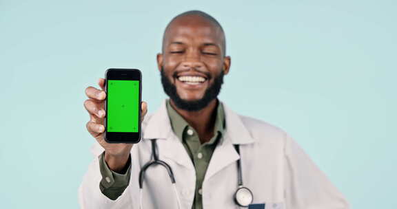 快乐的黑人、医生和带有绿屏的电话、模型或