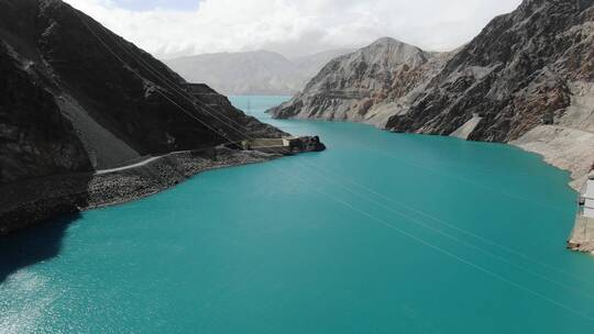 西藏喀什盘龙古道雪山湖泊风光