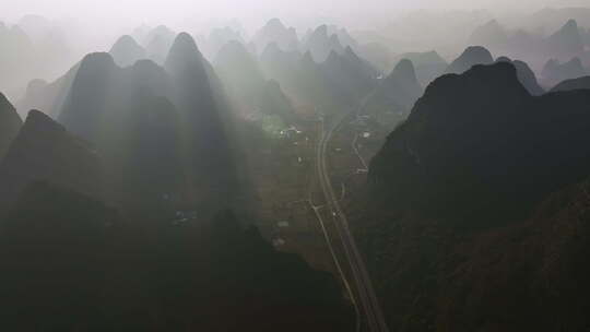 日出时分桂林喀斯特地貌峰林间的高速公路