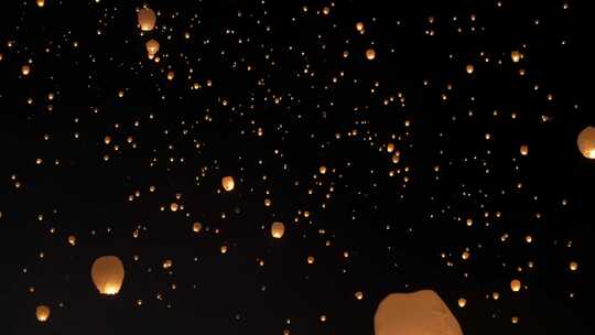 夜空中放飞的孔明灯