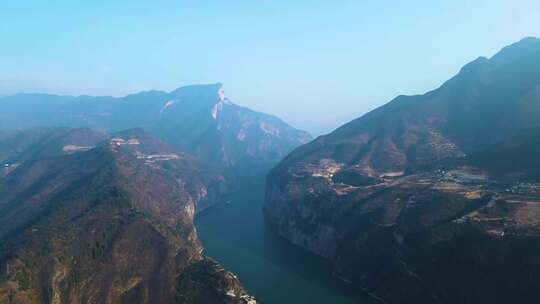 航拍长江三峡轮船驶过峡谷