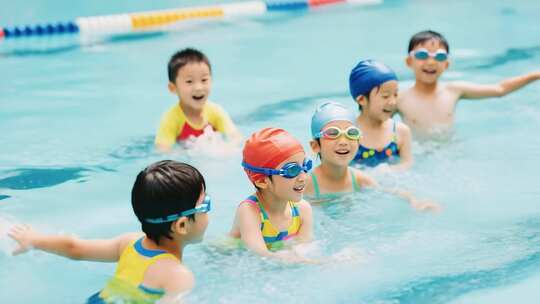 游泳小朋友玩水假期
