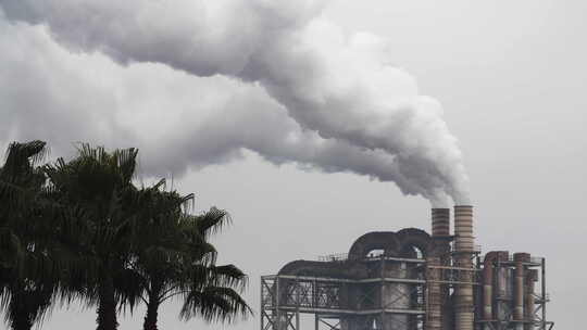 白烟从工厂烟囱排出空气污染环保题材