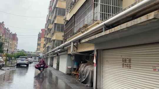 雨天小区内骑电动车场景