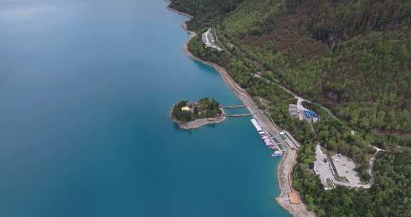 西藏林芝地区巴松错村庄神湖春色高空航拍