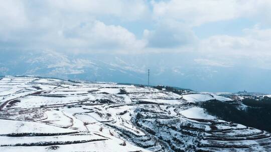 冬季白雪覆盖山川田野农村梯田公路