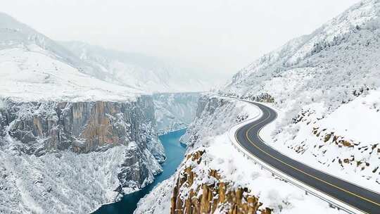 雪山山谷间的蜿蜒公路雪景