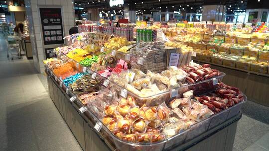 超市内部场景，零食、水果、牛奶货架商品