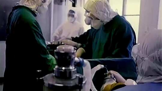 80年代 90年代 医生做手术 手术室视频素材模板下载
