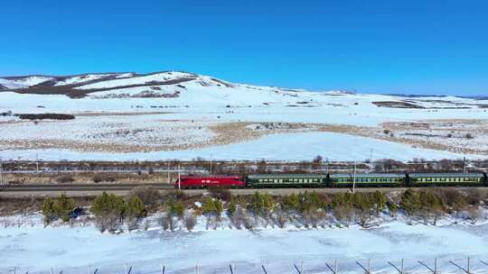 行驶在北方雪原的和谐号旅客列车