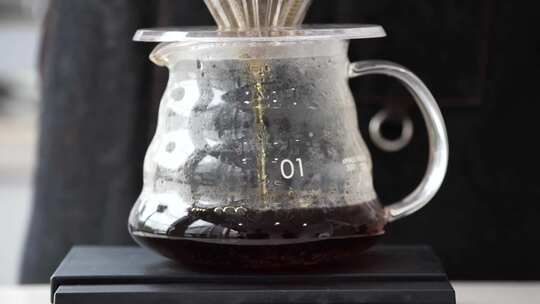 咖啡师用倒入热水制作咖啡滴水