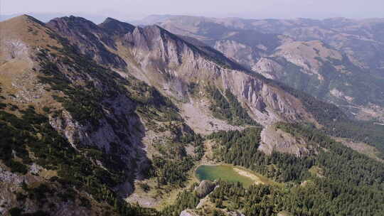 从远处看阿尔巴尼亚阿尔卑斯山和湖泊中的鲁戈瓦山脉