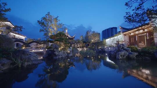 夜晚中式合院江南园林别墅景观池