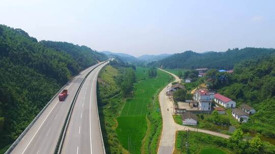 汽车行驶在乡村公路上