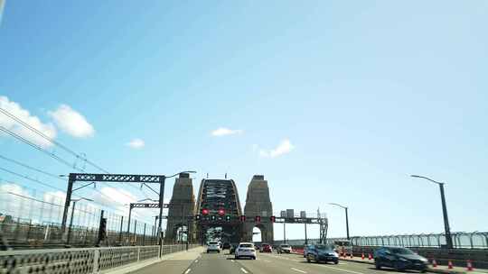驾车穿过卡希尔高速公路进入悉尼海港大桥，在多车道的交通中行驶
