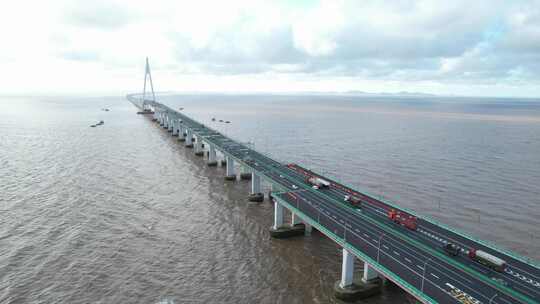杭州湾跨海大桥高速上的海天一洲