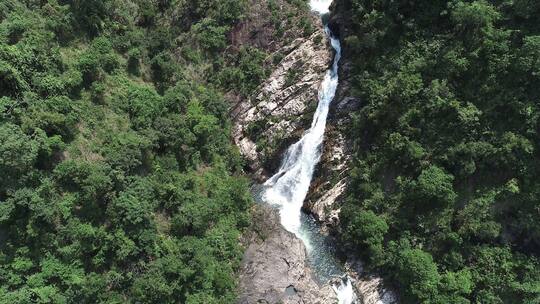 热带雨林壮观的瀑布航拍