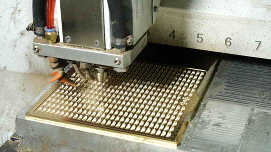 模具工厂CNC数控机床金属切割金属雕刻刀头视频素材模板下载