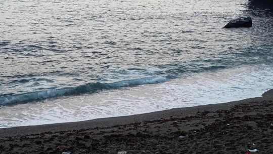 海浪到达岸边