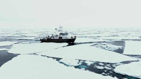 航拍小船在冰山冰川中航行斯瓦尔巴特群岛