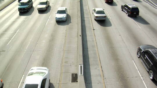 航拍洛杉矶高速公路上缓慢的交通