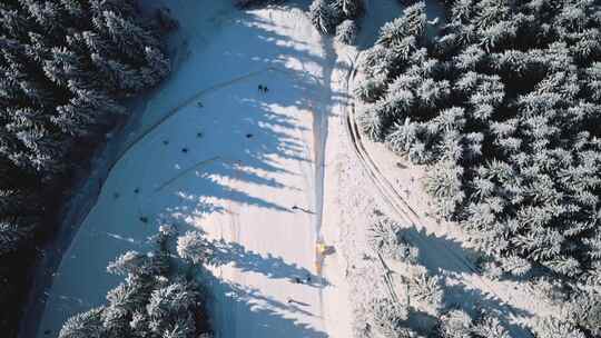 4K-航拍滑雪场上滑雪的人