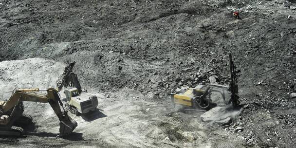 航拍卡车挖掘采石场现场