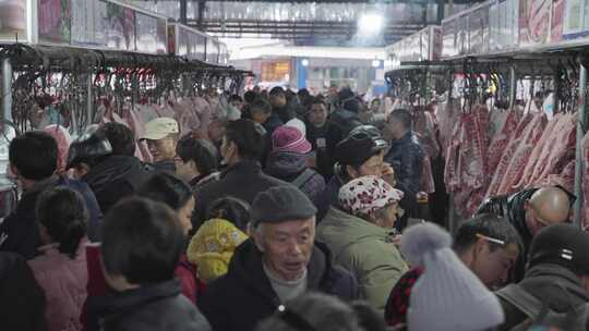 热闹拥挤的农村乡村农贸市场猪肉摊位