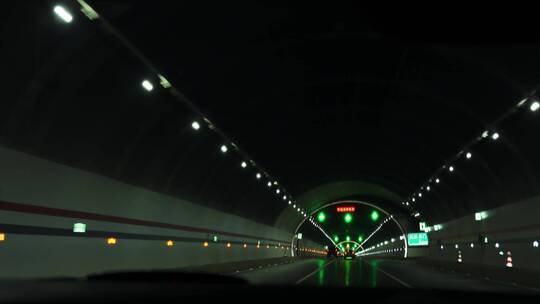 车窗外风景视频高速公路行驶车辆外隧道钻洞