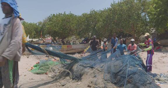 渔民在海滩晒网
