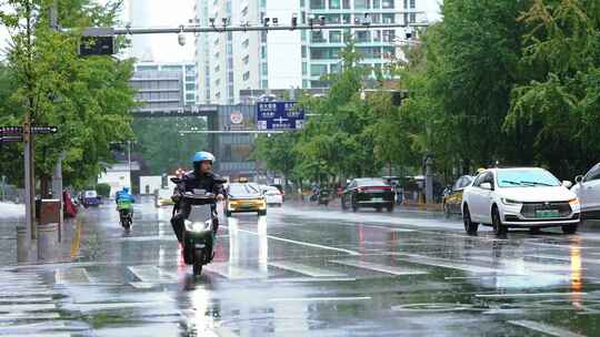 雨天城市街道中骑行的摩托车手