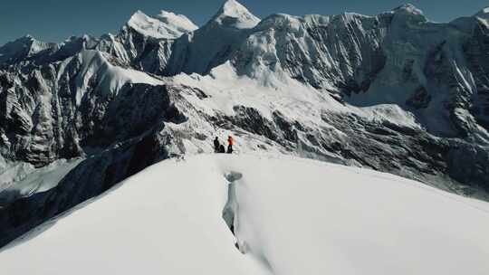 登山攀登雪山航拍