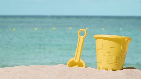 拿走沙滩上的儿童桶铲视频素材模板下载