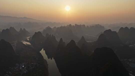 日出时分的壮丽山脉全景