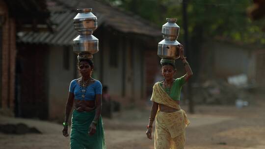 印度妇女顶着铁桶行走