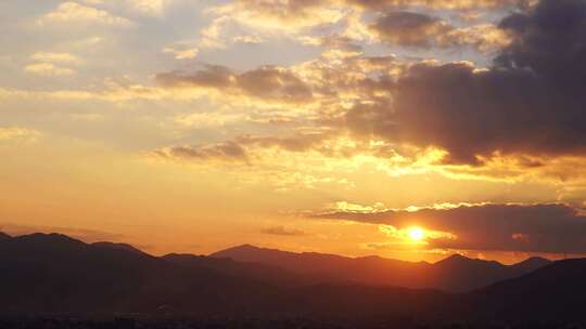 傍晚山峰日落延时唯美夕阳乡村黄昏天空晚霞