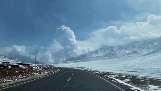 车在雪山的公路上行驶