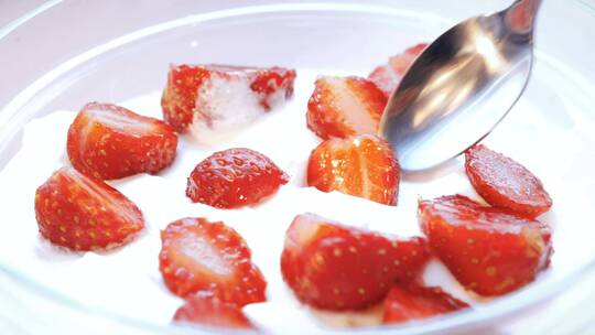 用勺子吃草莓加奶油视频素材模板下载