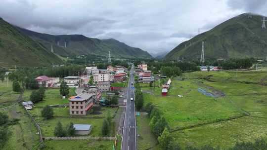 汽车行驶在公路上